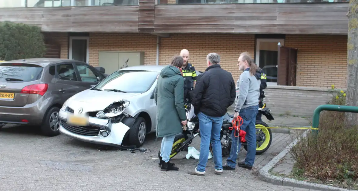 Flinke schade na aanrijding tussen auto en motor - Foto 2