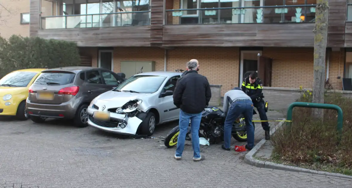 Flinke schade na aanrijding tussen auto en motor - Foto 4