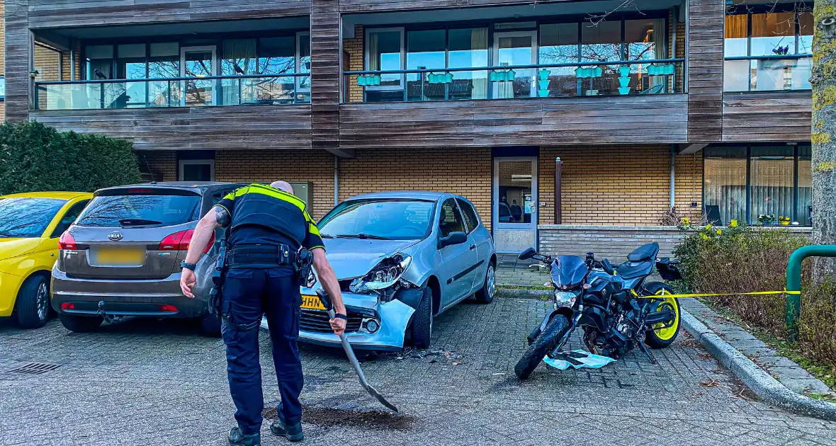 Flinke schade na aanrijding tussen auto en motor - Foto 8