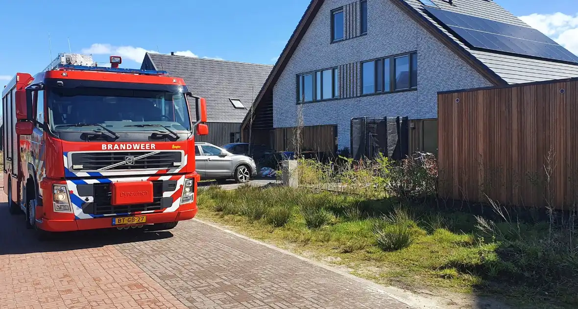 Fiets vat vlam in tuin van woning