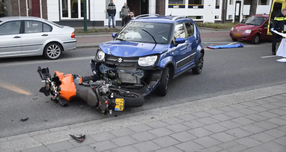 Motorrijder gewond na harde botsing met automobilist - Foto 1