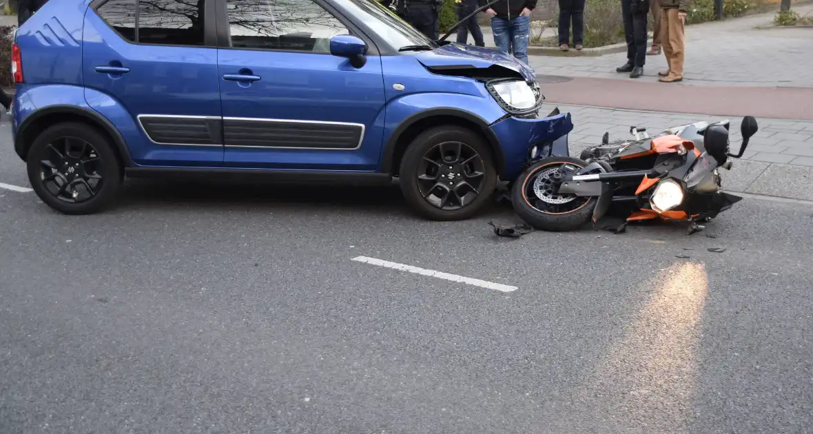 Motorrijder gewond na harde botsing met automobilist - Foto 3