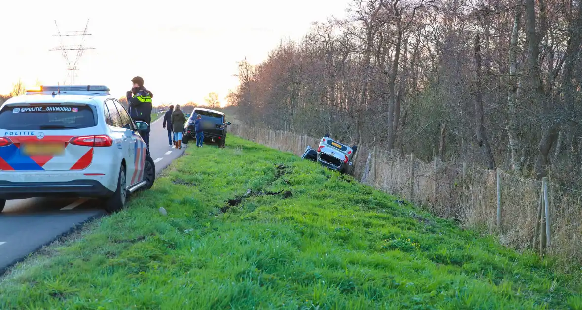 Automobilist eindig met de auto op de kop