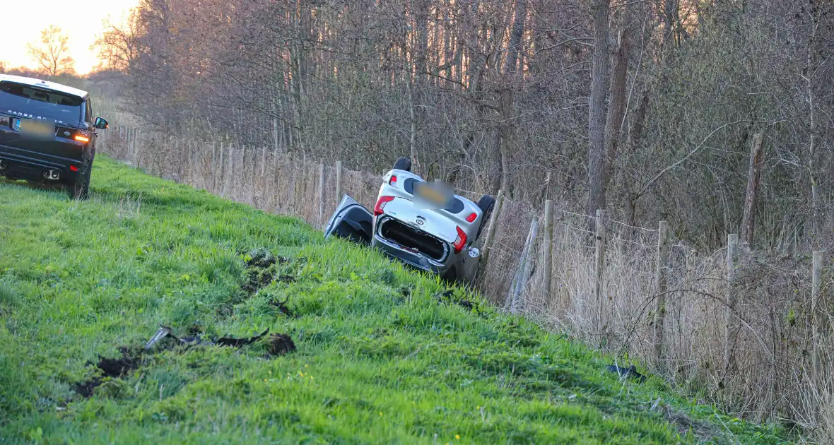 Automobilist eindig met de auto op de kop - Foto 1