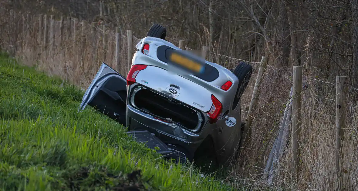 Automobilist eindig met de auto op de kop - Foto 2