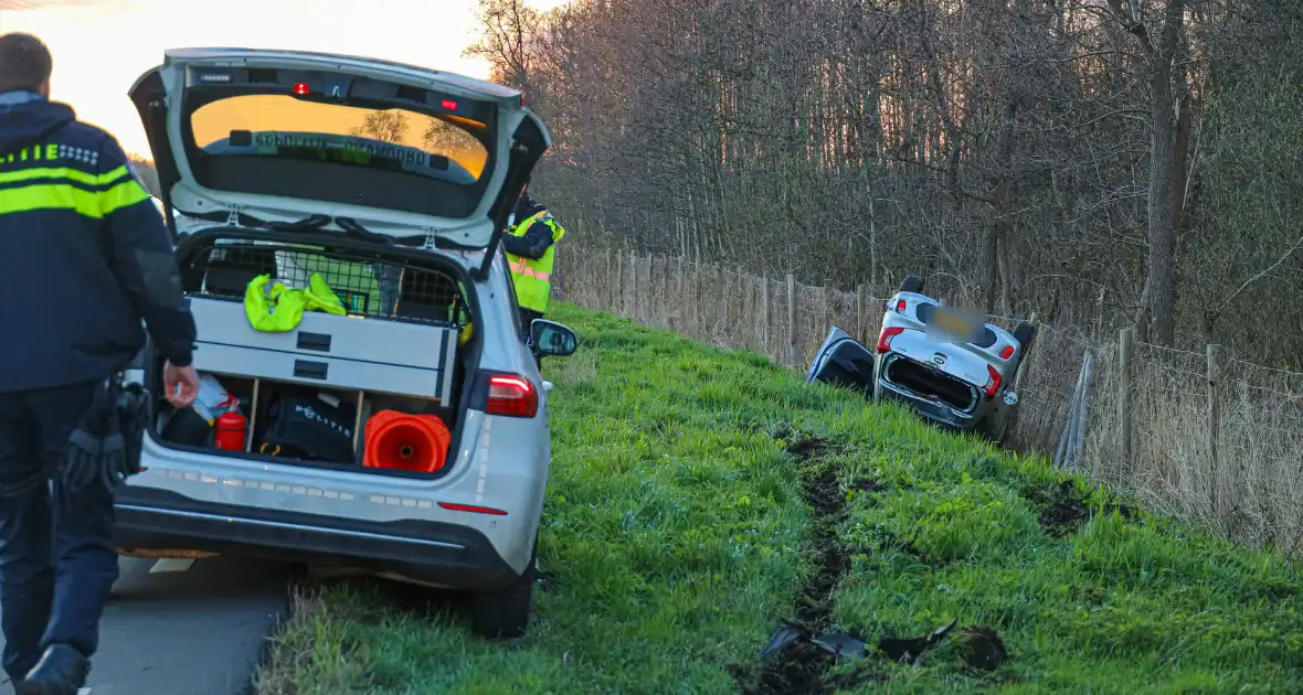 Automobilist eindig met de auto op de kop - Foto 3