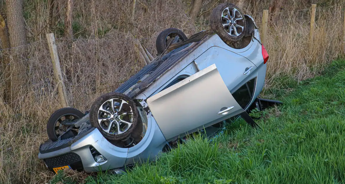 Automobilist eindig met de auto op de kop - Foto 4