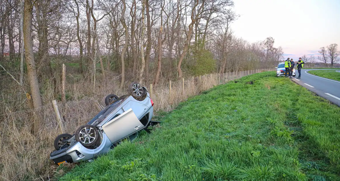 Automobilist eindig met de auto op de kop - Foto 5