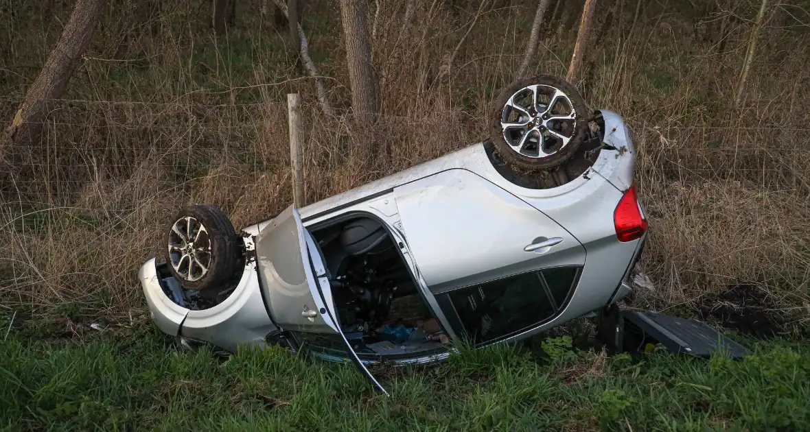 Automobilist eindig met de auto op de kop - Foto 6