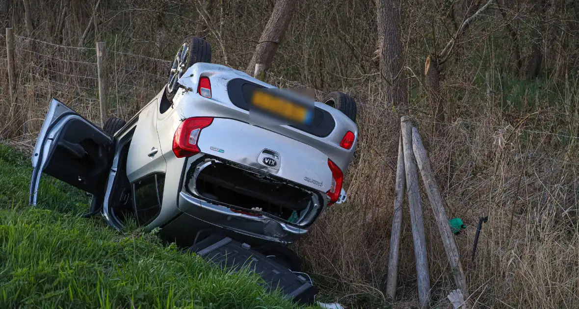 Automobilist eindig met de auto op de kop - Foto 7