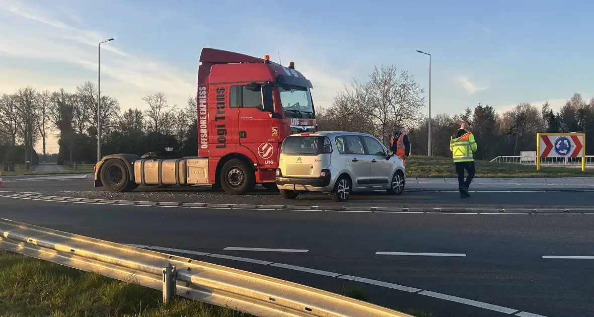 Auto belandt voor vrachtwagen