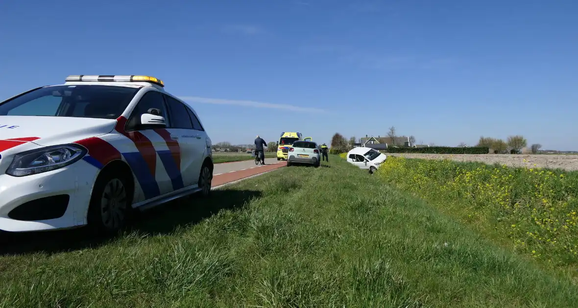 Automobiliste raakt van de weg belandt in greppel