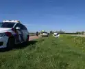 Automobiliste raakt van de weg belandt in greppel