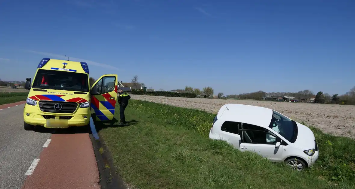 Automobiliste raakt van de weg belandt in greppel - Foto 1