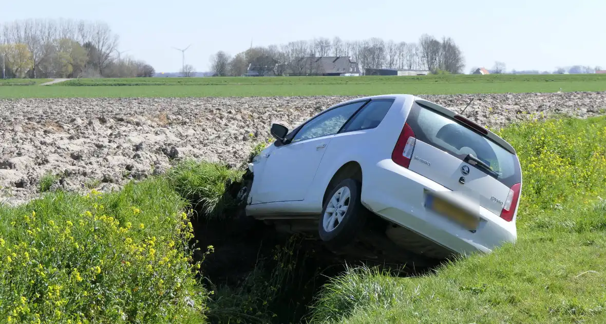 Automobiliste raakt van de weg belandt in greppel - Foto 2