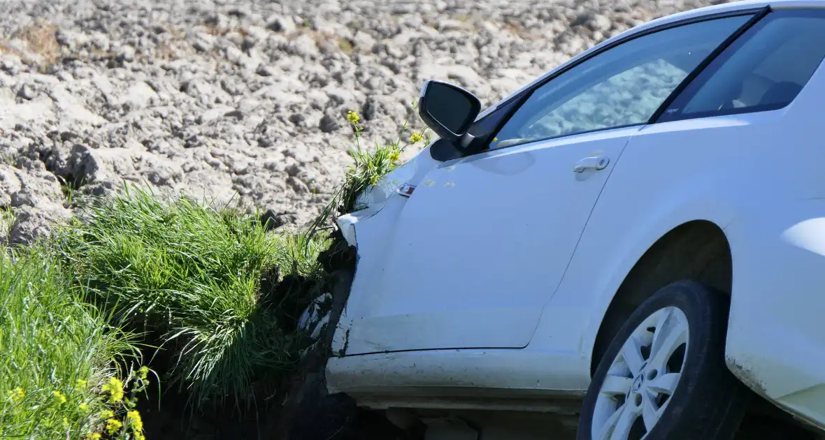 Automobiliste raakt van de weg belandt in greppel - Foto 3