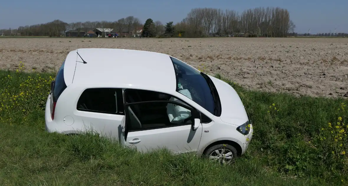 Automobiliste raakt van de weg belandt in greppel - Foto 4