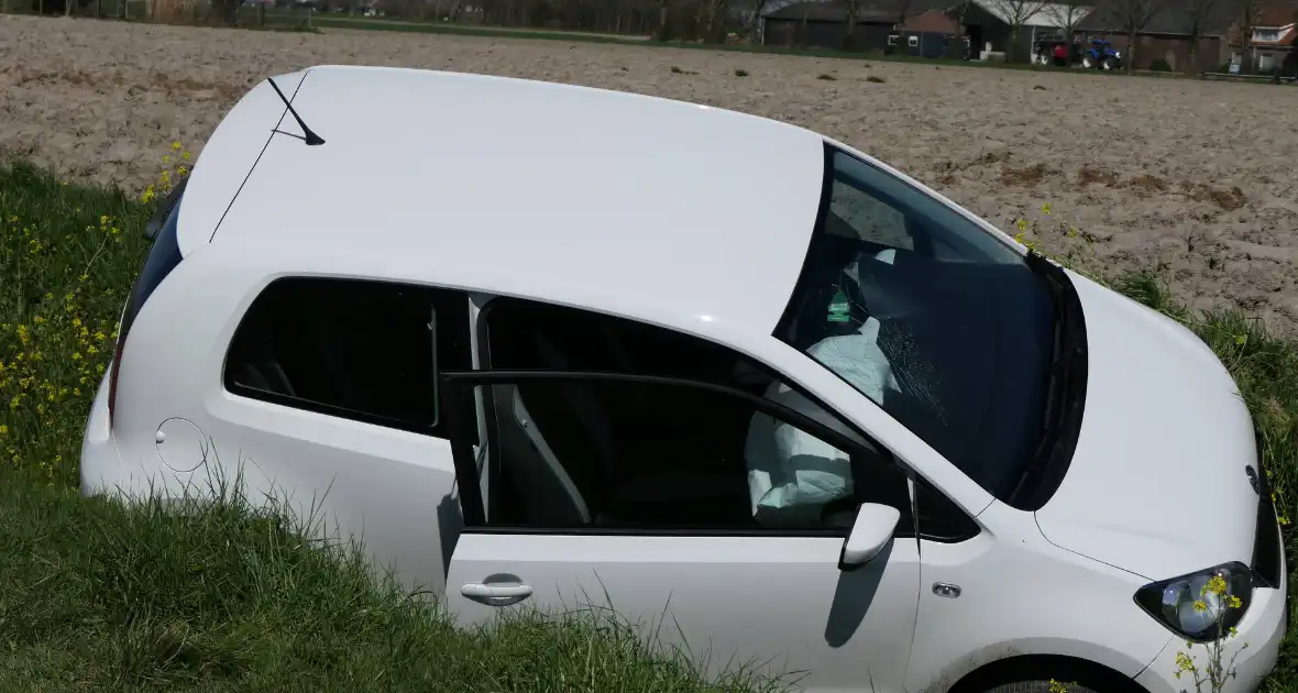 Automobiliste raakt van de weg belandt in greppel - Foto 5