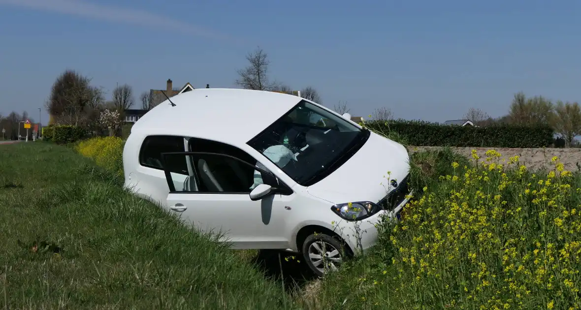 Automobiliste raakt van de weg belandt in greppel - Foto 6