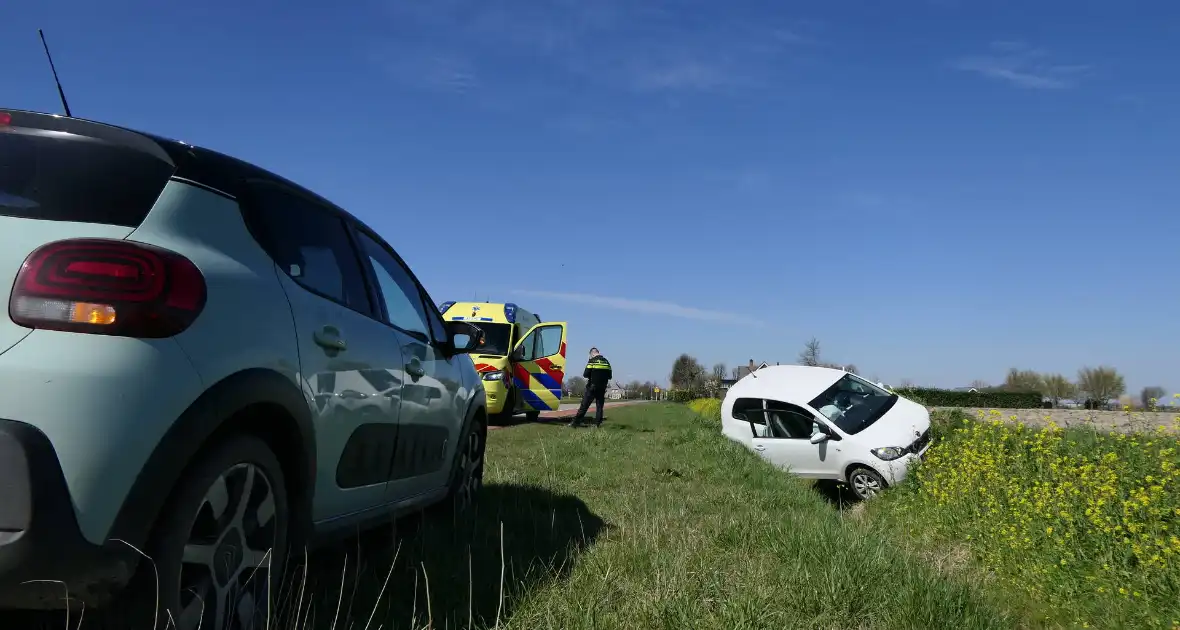 Automobiliste raakt van de weg belandt in greppel - Foto 7