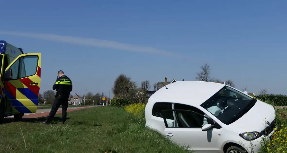 Automobiliste raakt van de weg belandt in greppel - Foto 8
