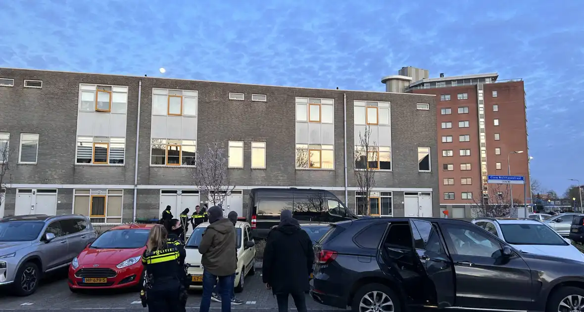 Buurt opgeschrikt door flashbangs tijdens inval arrestatieteam - Foto 5