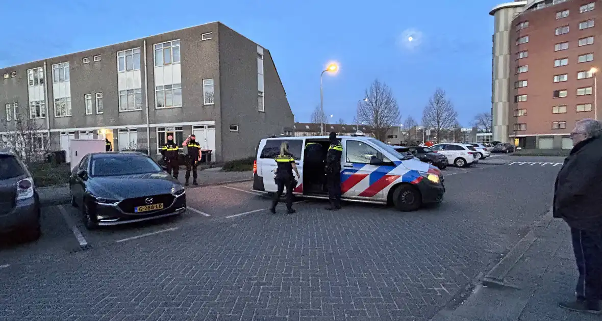 Buurt opgeschrikt door flashbangs tijdens inval arrestatieteam - Foto 8