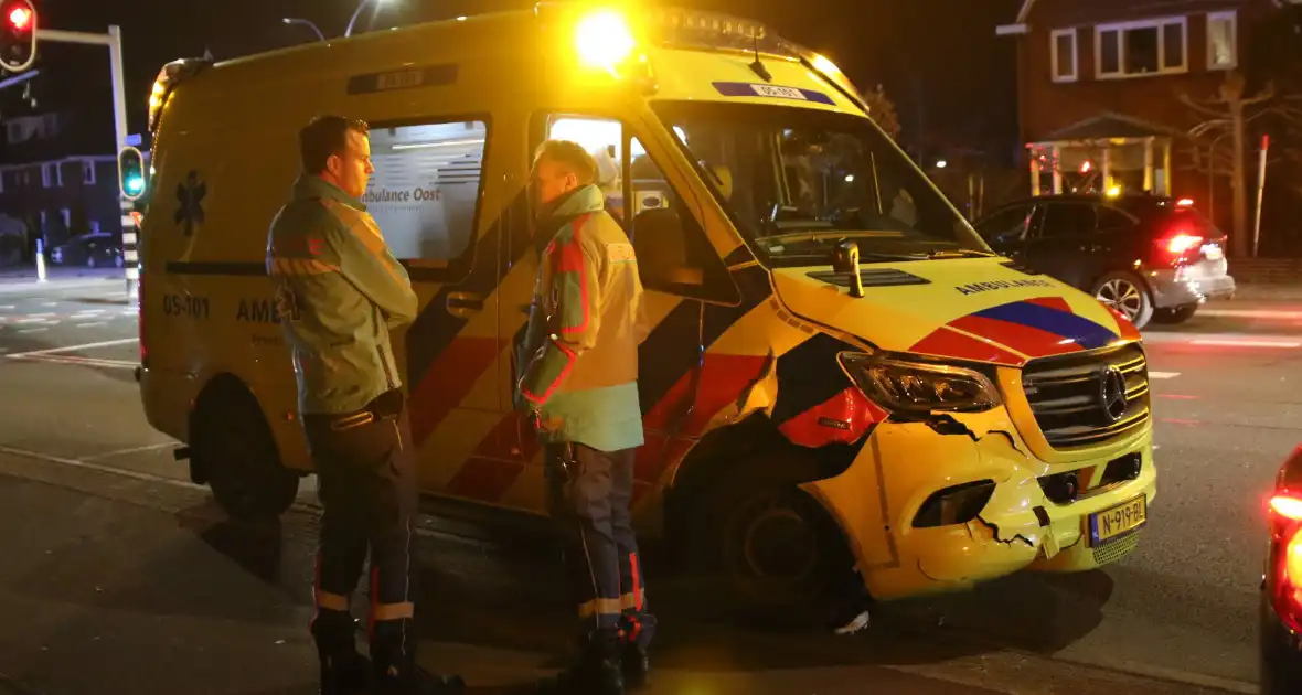 Flinke schade na botsing tussen auto en ambulance