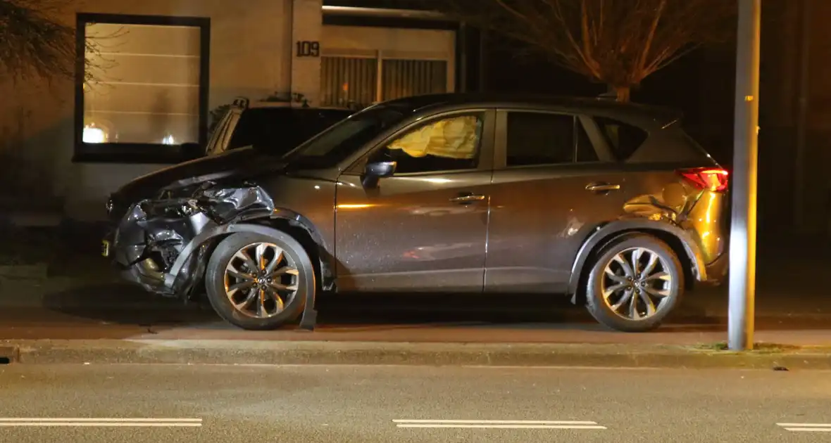 Flinke schade na botsing tussen auto en ambulance - Foto 1
