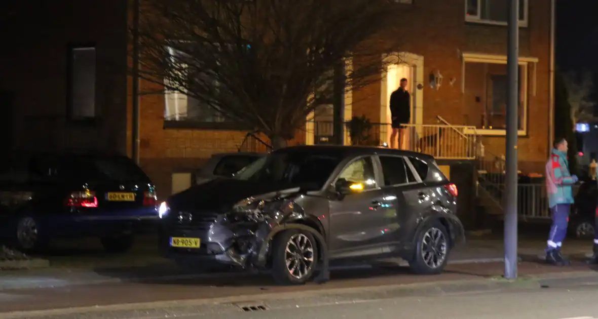 Flinke schade na botsing tussen auto en ambulance - Foto 2