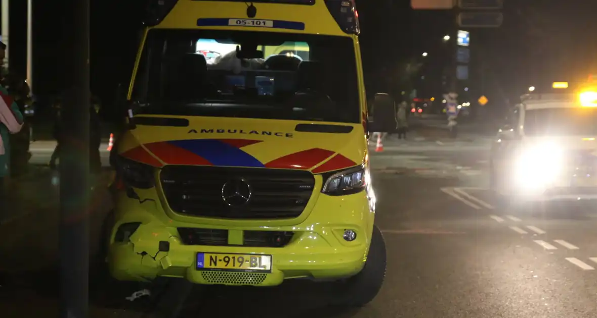 Flinke schade na botsing tussen auto en ambulance - Foto 3