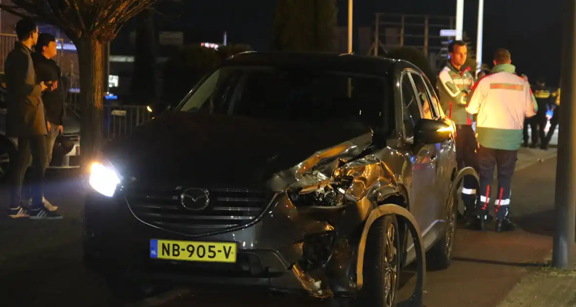 Flinke schade na botsing tussen auto en ambulance - Foto 4