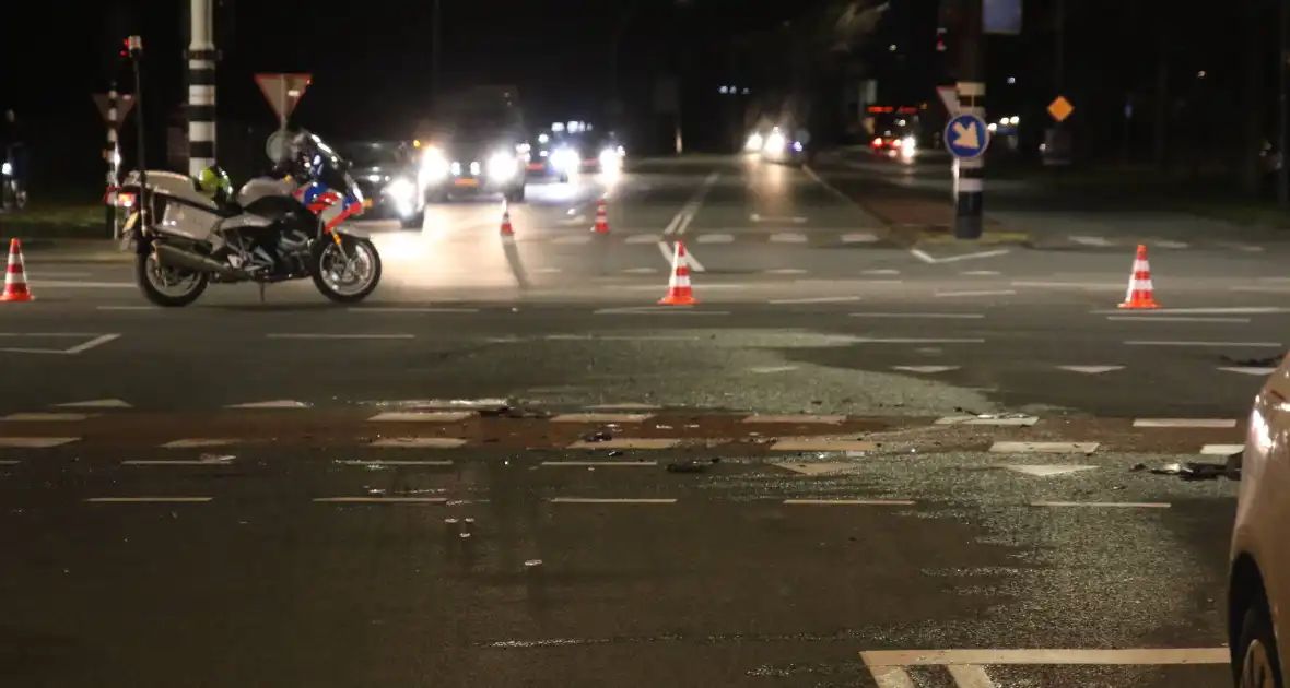 Flinke schade na botsing tussen auto en ambulance - Foto 8