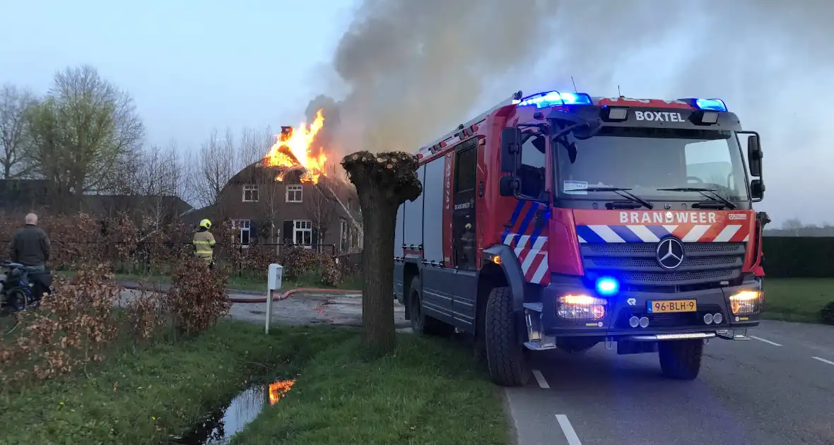 Grote brand in woning met rietendak