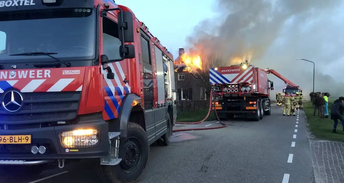 Grote brand in woning met rietendak - Foto 1