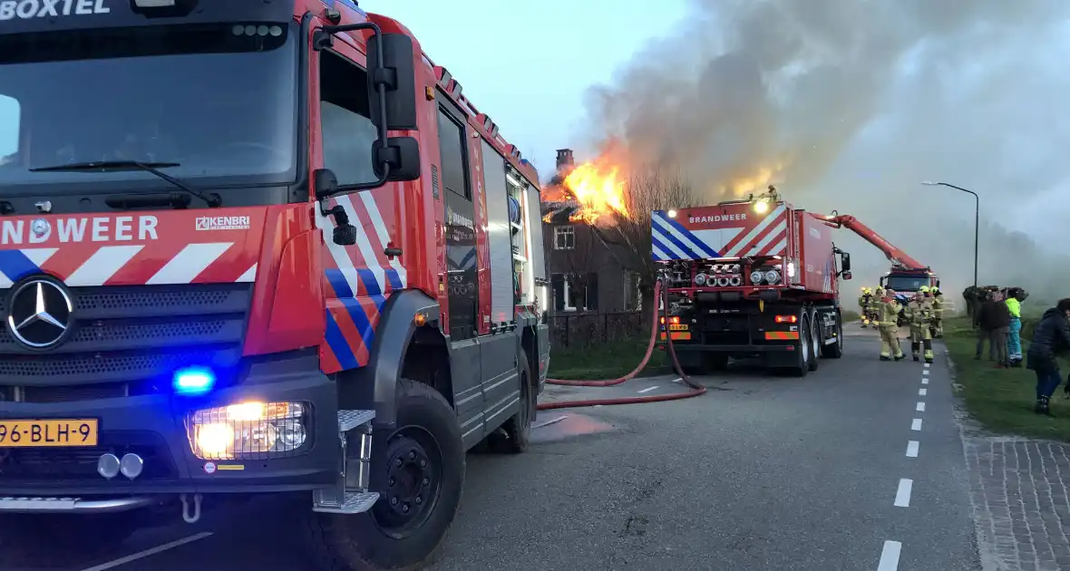 Grote brand in woning met rietendak - Foto 2