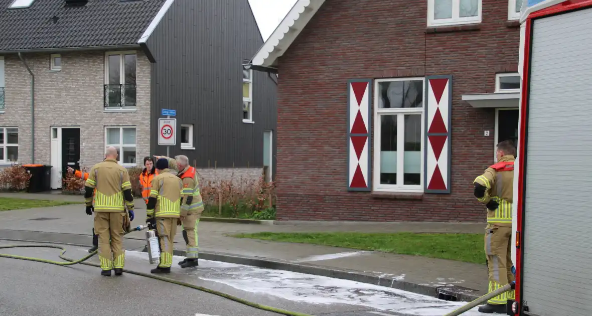 Brandweer reinigt wegdek na brandstoflekkage