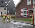Brandweer reinigt wegdek na brandstoflekkage
