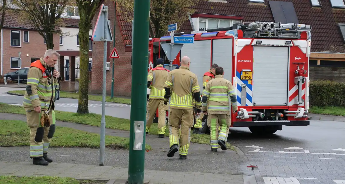 Brandweer reinigt wegdek na brandstoflekkage - Foto 1