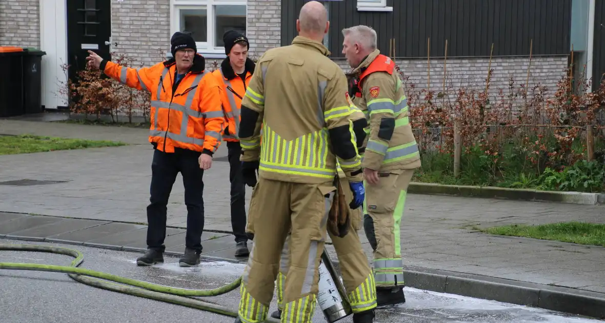 Brandweer reinigt wegdek na brandstoflekkage - Foto 2