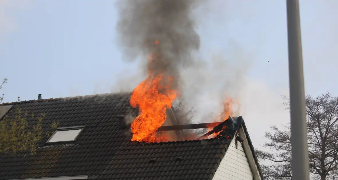 Uitslaande dakbrand bij woning - Foto 3
