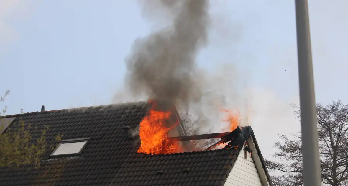 Uitslaande dakbrand bij woning - Foto 4
