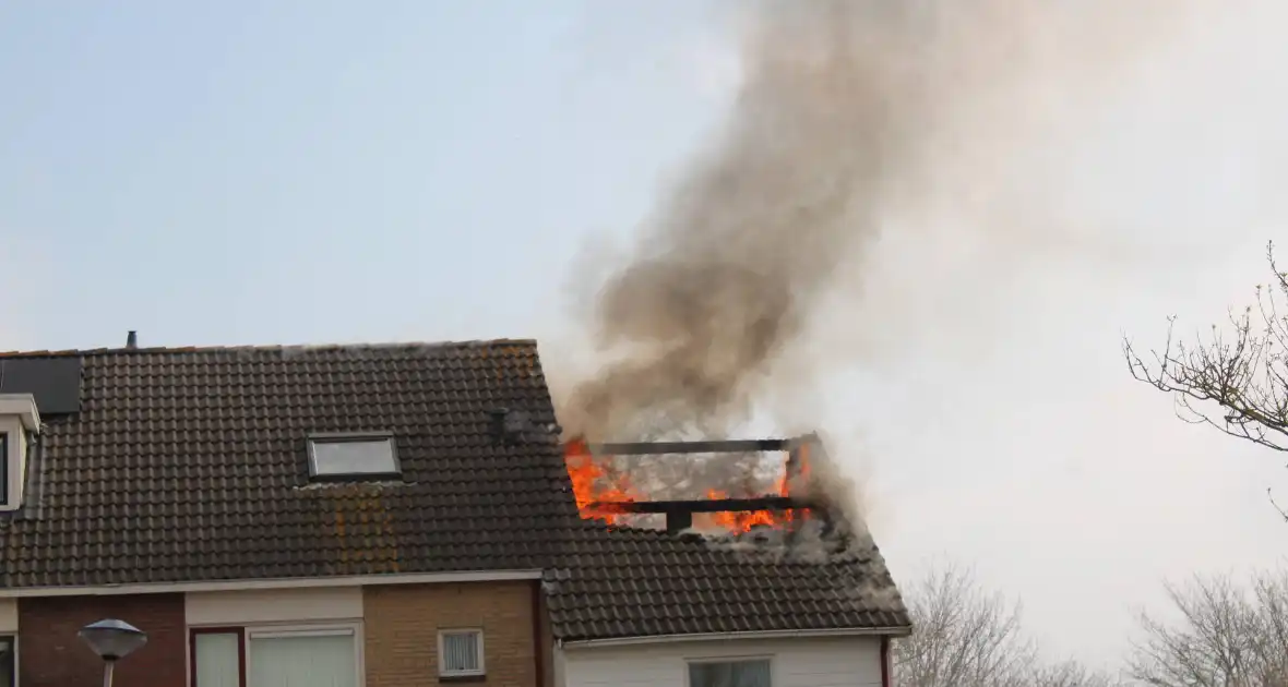 Uitslaande dakbrand bij woning - Foto 9