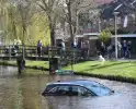 Omstanders redden inzittenden uit te water geraakte auto