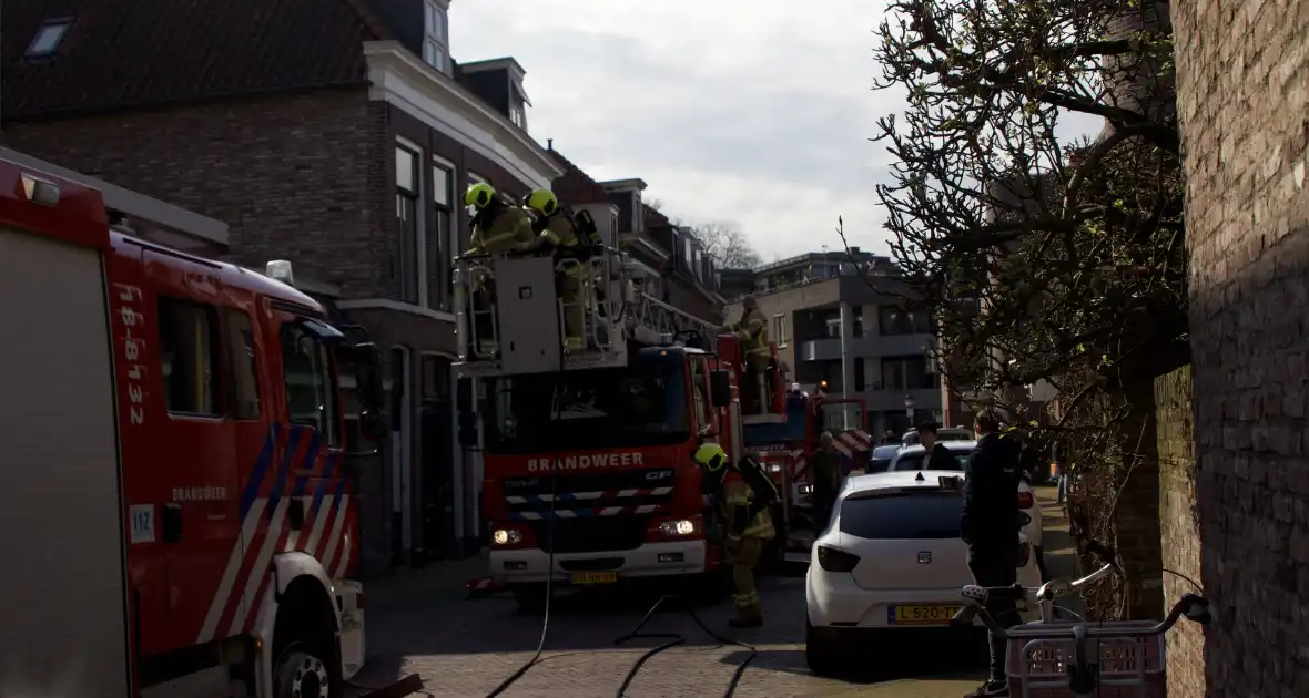 Brandweer ingezet voor dakbrand in binnenstad - Foto 1