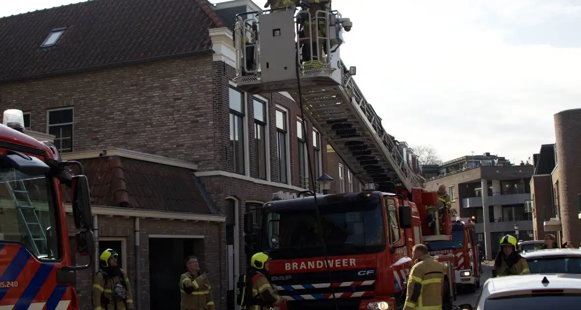 Brandweer ingezet voor dakbrand in binnenstad - Foto 3