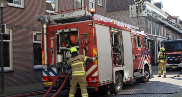 Brandweer ingezet voor dakbrand in binnenstad - Afbeelding 4