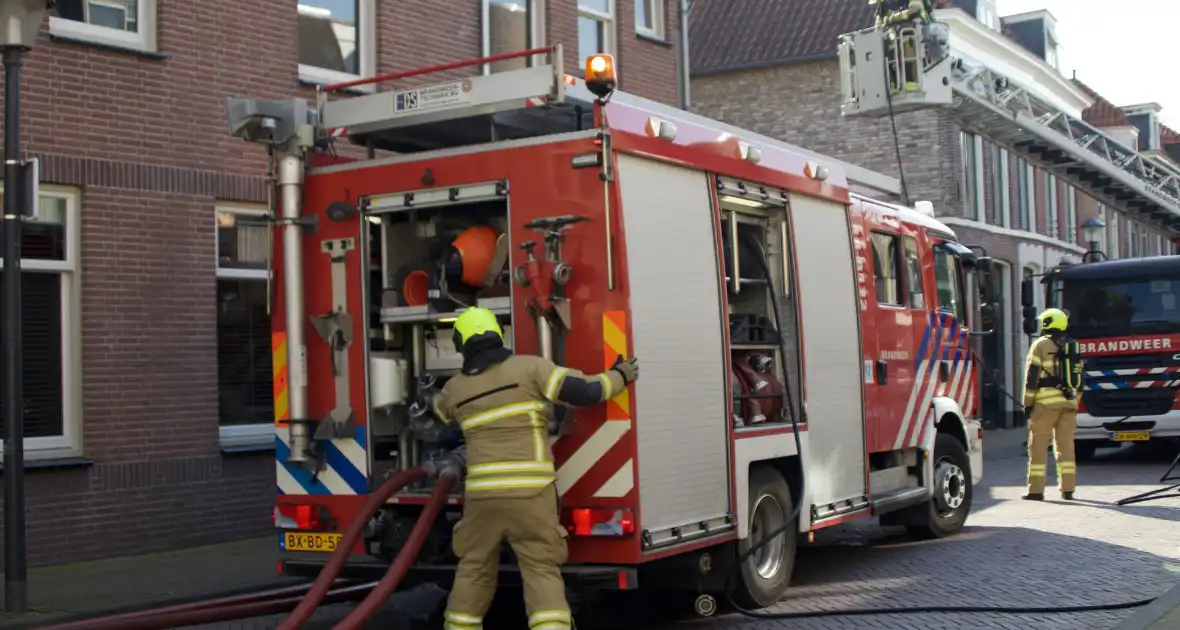 Brandweer ingezet voor dakbrand in binnenstad - Foto 4