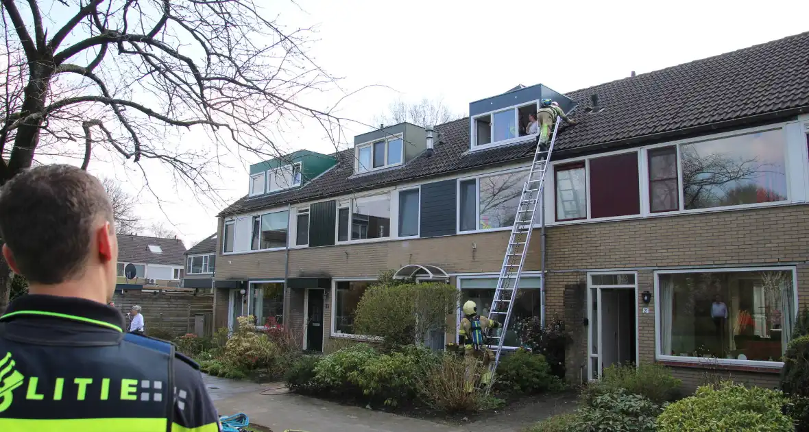 Brand in dak snel onder controle