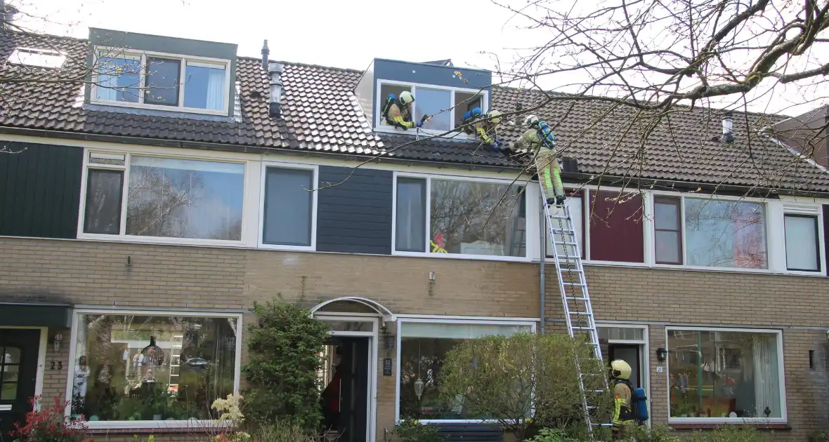 Brand in dak snel onder controle - Foto 3